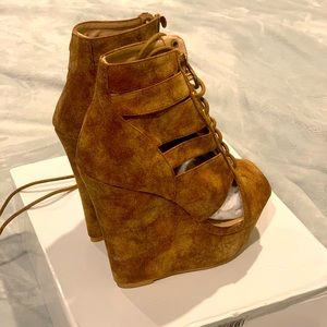 Tan Wedge . Size 6 / 36w .